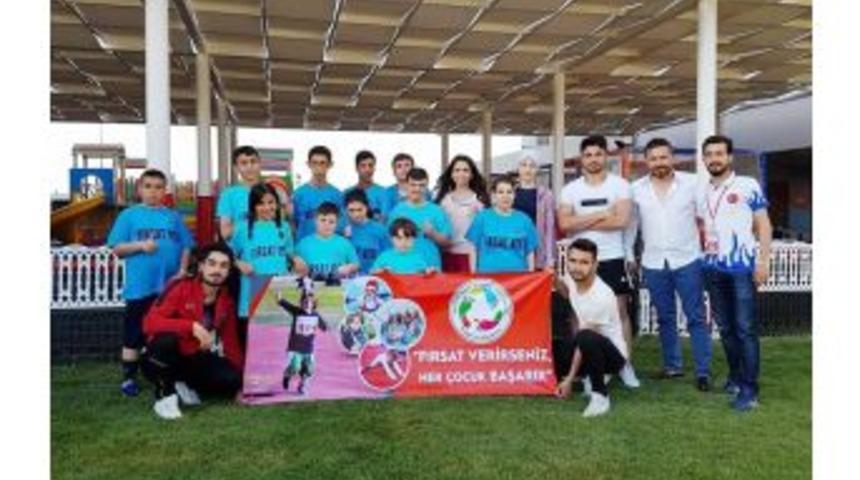 &Ouml;zel Sporcular Derbiyi Statta İzleyecek