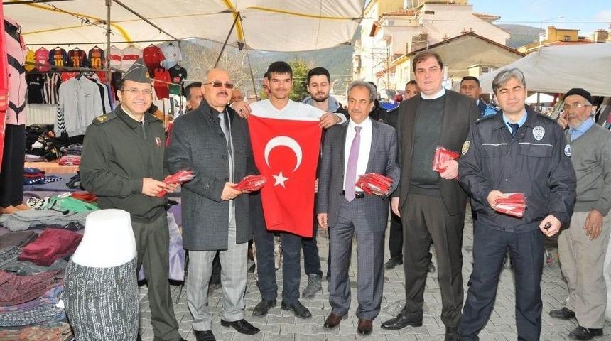 Akşehir Protokol&uuml; Zeytin Dalı Harekatı&rsquo;na Destek İ&ccedil;in Bayrak Dağıttı