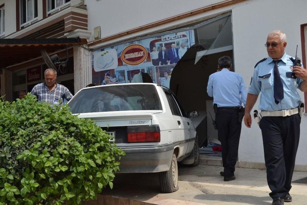 Otomobil Pastaneye Girdi: 4 Yaralı