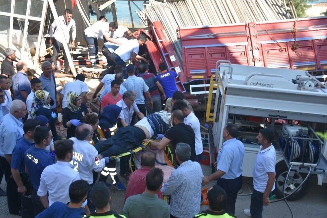 Freni Patlayan Kamyon Mescide Daldı: 3 &Ouml;l&uuml;, 2 Yaralı