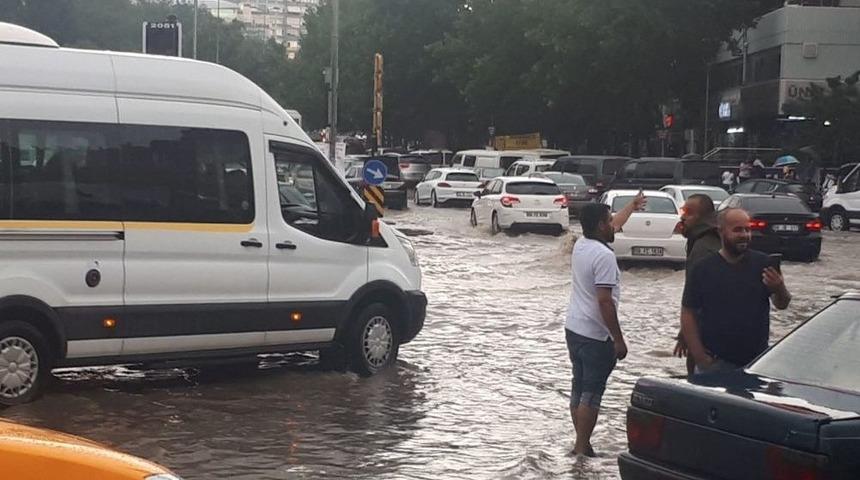 Başkent&rsquo;te Yollar Su İ&ccedil;inde Kaldı