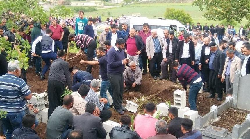 Aynı Kuyuda Boğulan &Ccedil;ocuklar Yan Yana Defnedildi