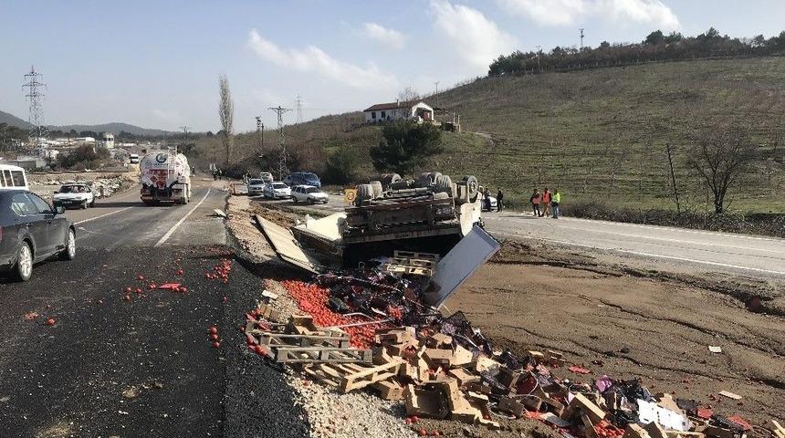 Virajı Alamayan Tır Devrildi: 1 Yaralı