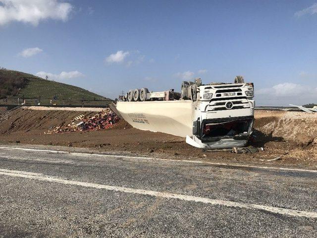 Virajı Alamayan Tır Devrildi: 1 Yaralı 1