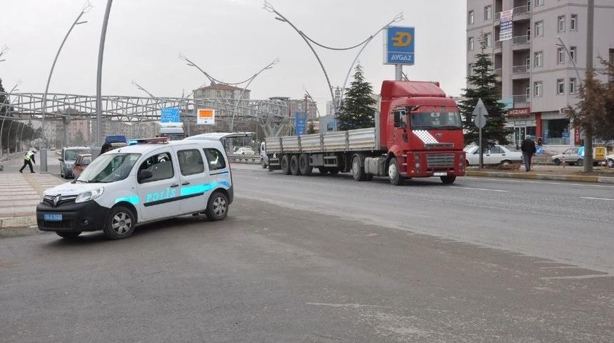Uşak&rsquo;ta Tırın &Ccedil;arptığı Yaşlı Adam Ağır Yaralandı