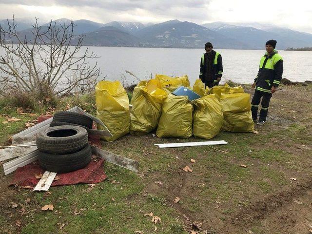 Sapanca Gölü Kıyısından 250 Torba Çöp Toplandı