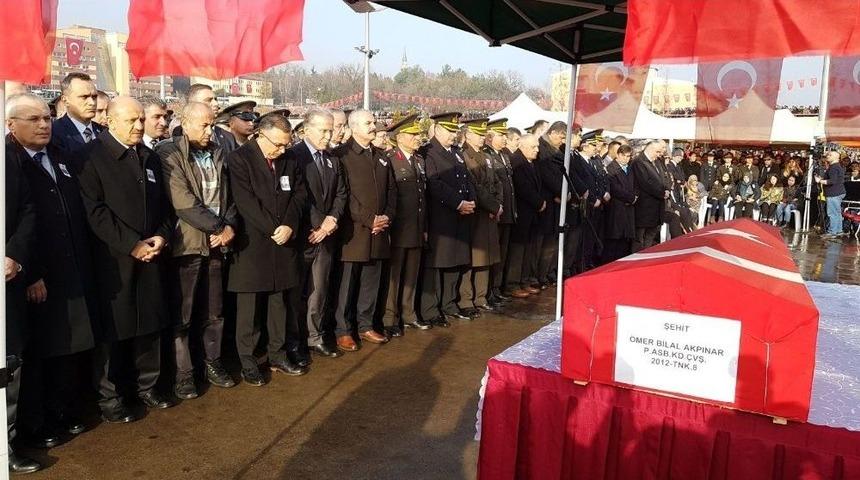 Karab&uuml;k&rsquo;te 10 Binler Şehidine Ağladı