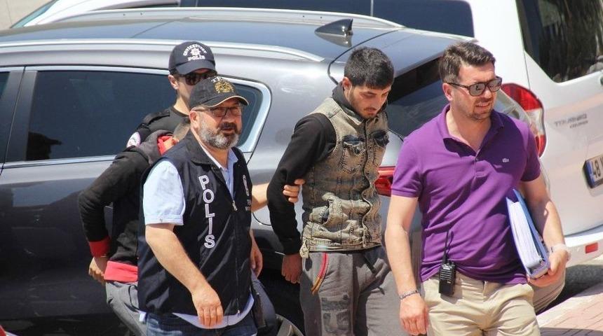 Cumhurbaşkanı Erdoğan&rsquo;ı Dinleyen Fet&ouml;&rsquo;c&uuml; Kayalıklara &Ccedil;arpan Tekneden &Ccedil;ıktı