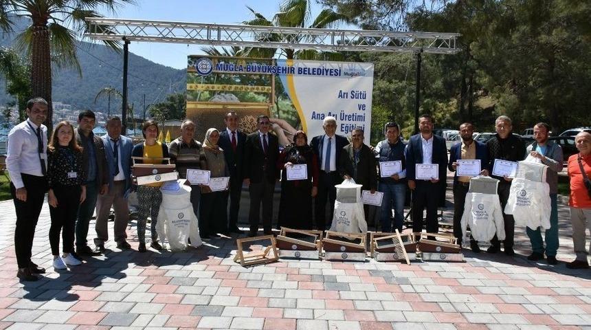 Arıcılar Belgelerini Başkan G&uuml;r&uuml;n&rsquo;den Aldı