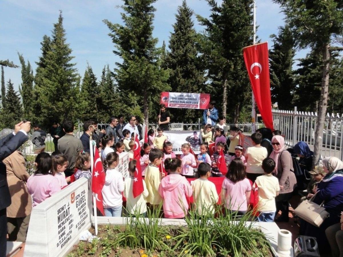 Şehit Asker Mezarı Başında Anıldı