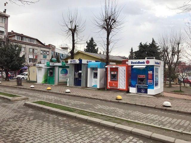 Atm&rsquo;lerin Para &Ccedil;ekme Yerlerini Kırarak Hırsızlık Yapmak İstediler 1