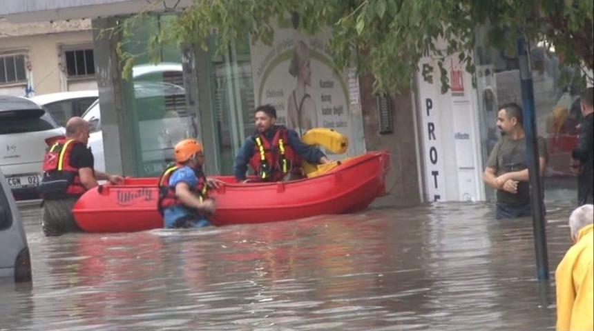 Selde Mahsur Kalan Vatandaşlar Şişme Botla Kurtarıldı