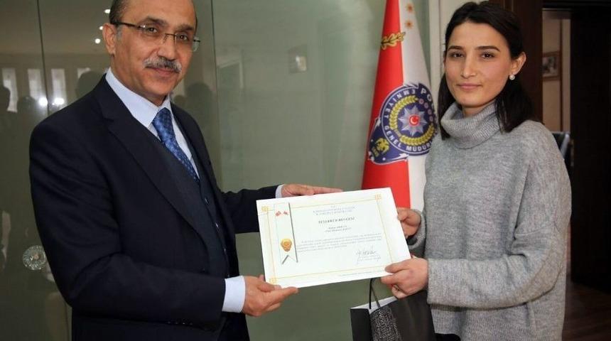 İzinli G&uuml;nlerinde Hırsızları Yakalayan Polisler &Ouml;d&uuml;llendirildi