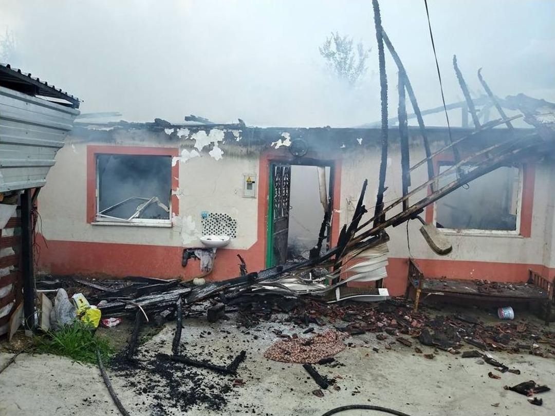 &Ccedil;atıda Başlayan Yangın Evi K&uuml;le &Ccedil;evirdi