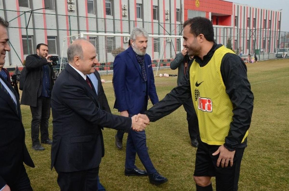 Vali &Ccedil;akacak&rsquo;tan Eskişehirspor&rsquo;a Moral Ziyareti