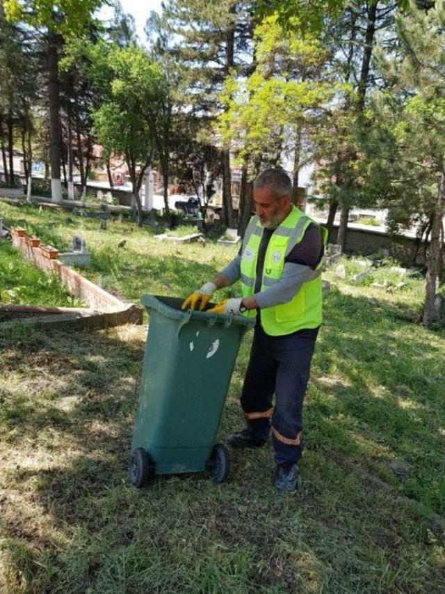 İlçe Mezarlığında Temizlik Çalışmaları