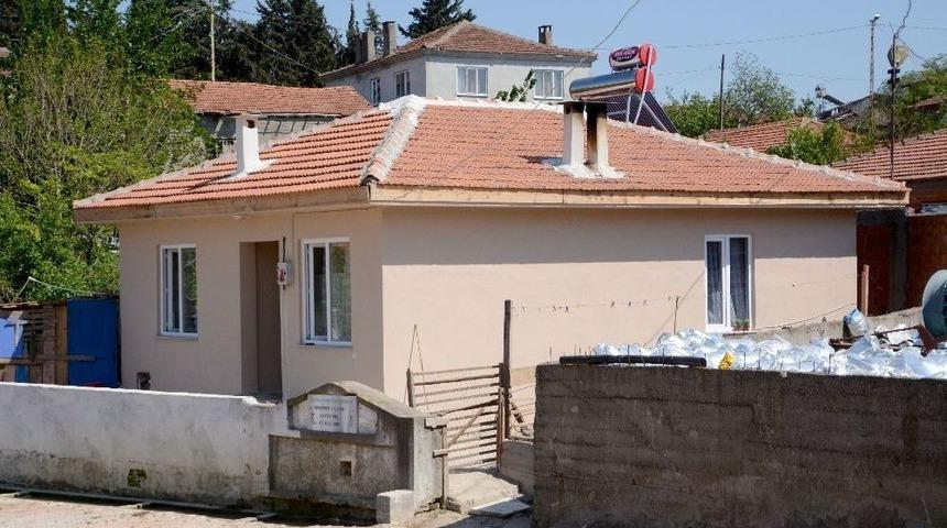 Yıkılmak &Uuml;zere Olan Evde Oturan Aileyi Belediye Kurtardı