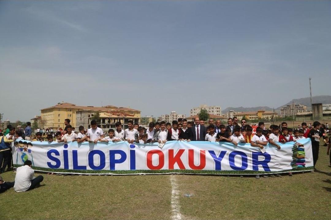 Silopi&rsquo;de Binlerce &Ouml;ğrenci Stadyumda Kitap Okudu