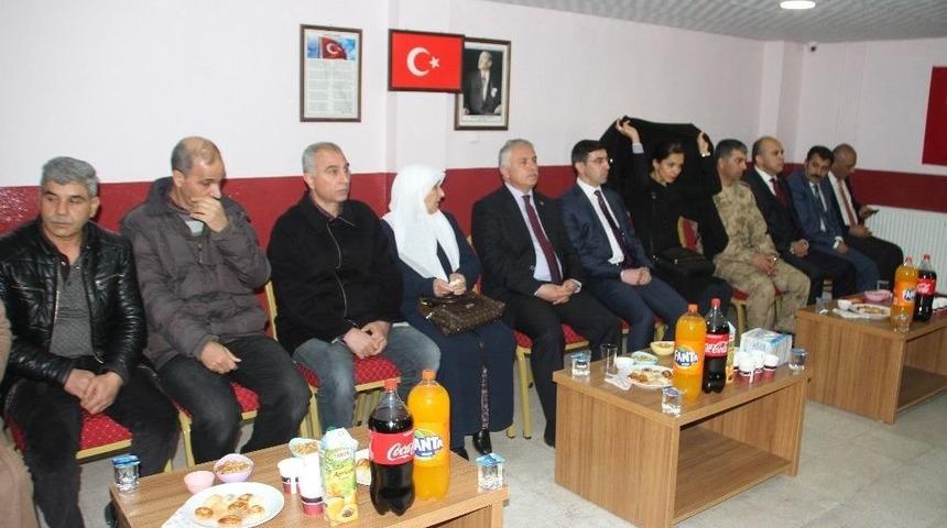 Şehit Ailesini Duygulandıran K&uuml;t&uuml;phane A&ccedil;ılışı