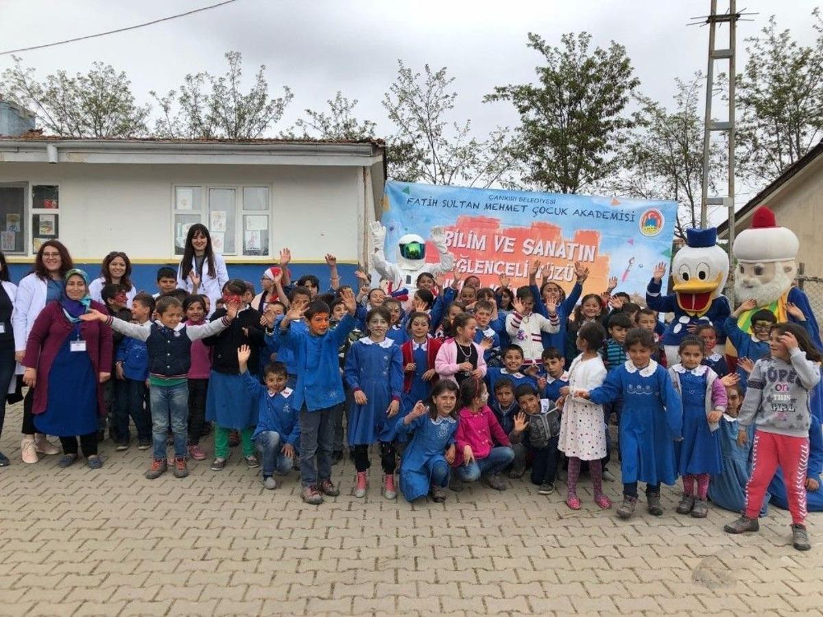 Mobil Akademi &Uuml;n&uuml;r K&ouml;y&uuml;nde