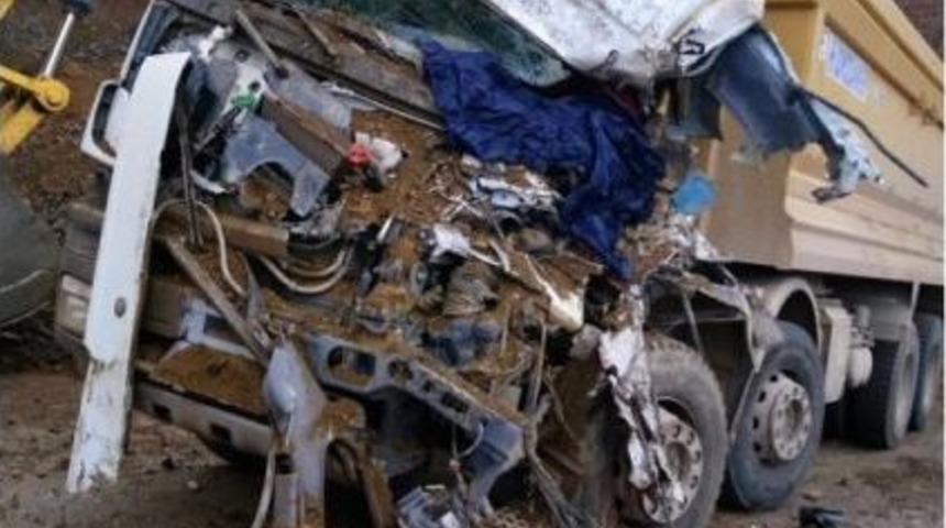 Toprak Y&uuml;kl&uuml; Kamyon Başka Bir Kamyonun &Uuml;zerine Devrildi: 1 &Ouml;l&uuml;, 1 Yaralı