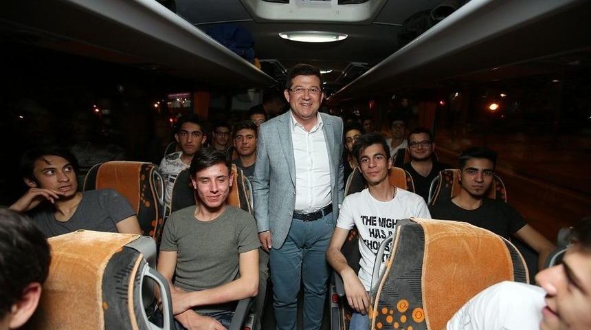 Gen&ccedil;ler İstanbul&rsquo;a, 45 Yaş &Uuml;st&uuml; Vatandaşlar &Ccedil;anakkale&rsquo;ye Gitti