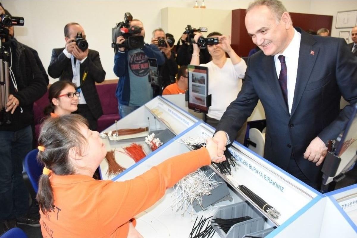 Bakan &Ouml;zl&uuml;, &Ccedil;alışan Zihinsel Engellileri İşbaşında Ziyaret Etti
