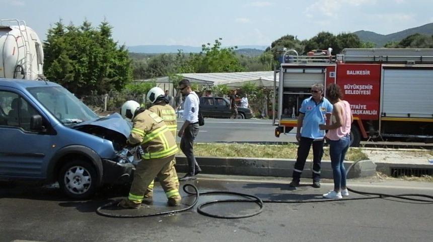 Kaza Yapan Araç Alev Aldı