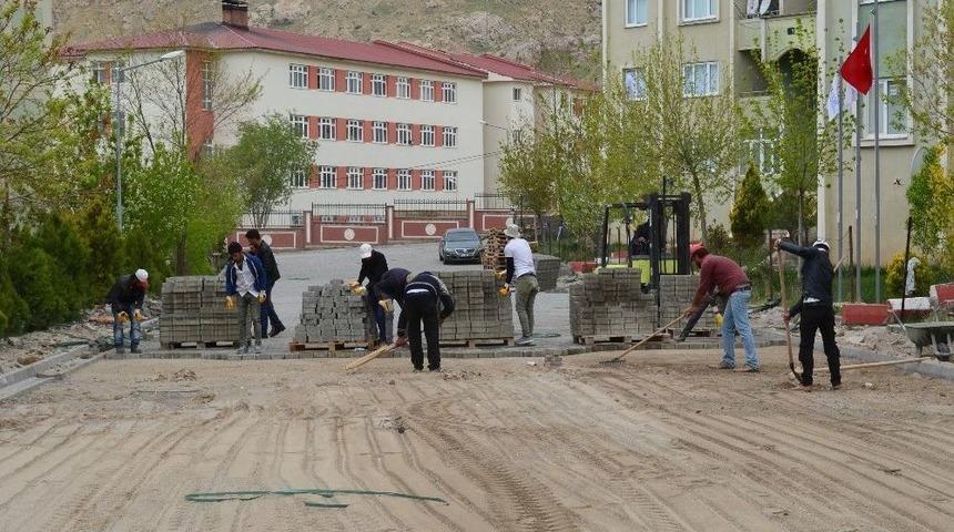 Adilcevaz’da Kilitli Parke Taşı Çalışmaları Başladı