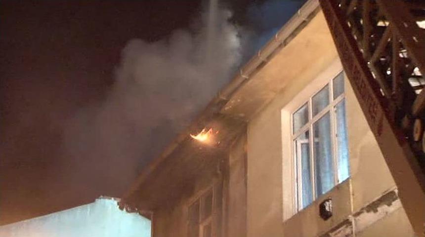 Fatih&rsquo;te 3 Katlı Ev Alev Alev Yandı