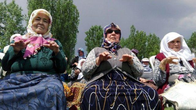 Çal’da Vatandaşlar Yağmur Duasına Çıktı