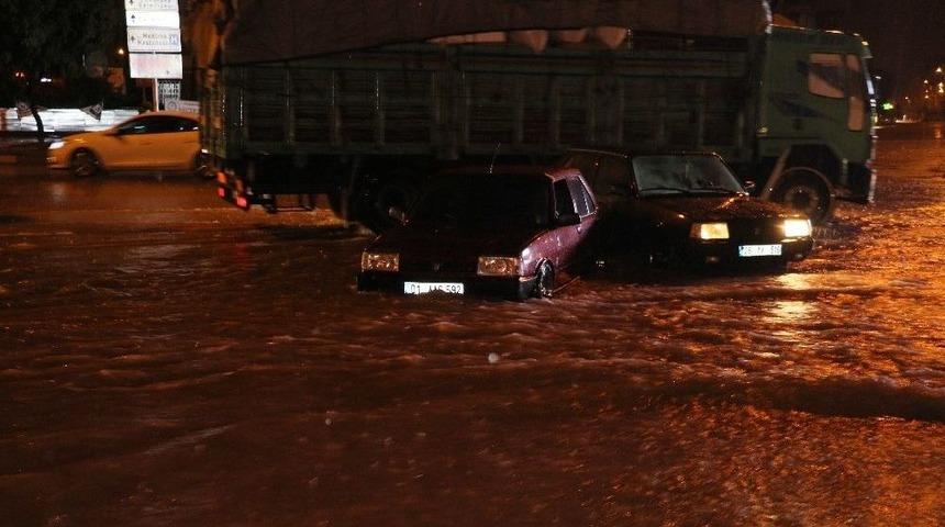 Adana&rsquo;da Sağanak Yağışa Teslim Oldu