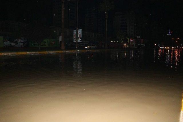 Adana’da Sağanak Yağışa Teslim Oldu