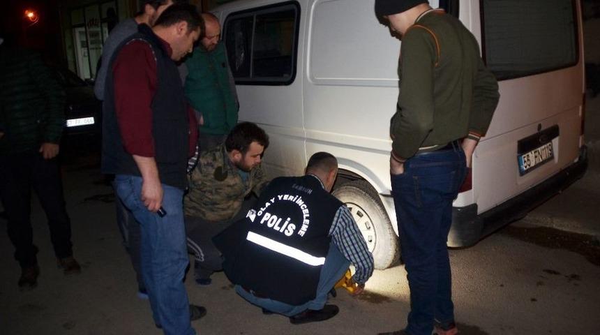 Mahalleliye Kızdı, Ara&ccedil;ların Lastiklerini Patlattı