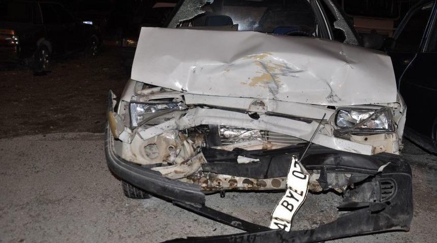 Kamyonetle Otomobil &Ccedil;arpıştı: 3 Yaralı