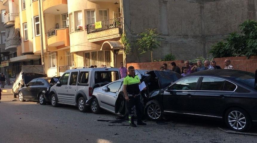 Hızını Alamayan Otomobil Park Halindeki Araçlara Çarptı