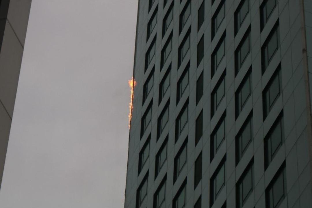 İstanbul (iha) - Maslak Bilim Sokak&rsquo;da Bulunan Bir G&ouml;kdelenin Dış Cephesi Alev Aldı. Olay Yerine &Ccedil;ok Sayıda İtfaiye Ekibi Sevk Edildi.