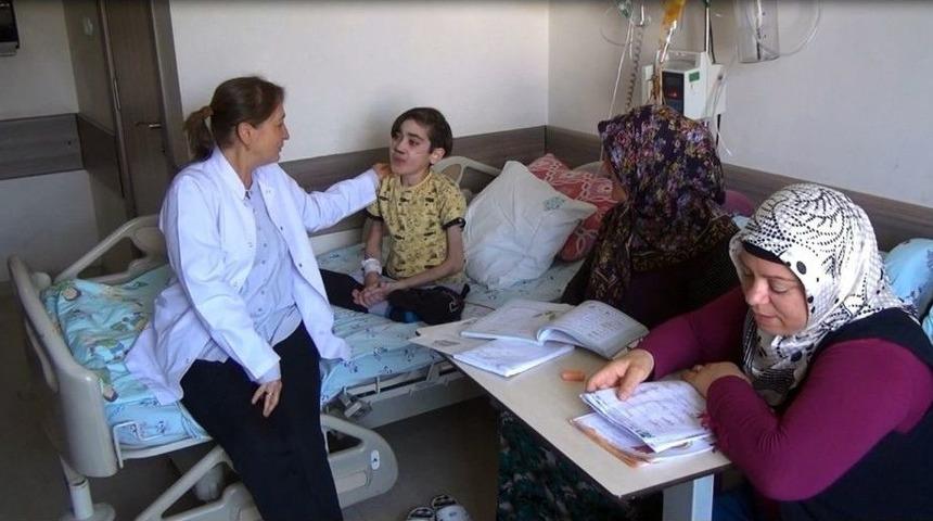 Okuma Yazmayı &Ccedil;ocuklarının Tedavi G&ouml;rd&uuml;ğ&uuml; Hastanede &Ouml;ğrendiler