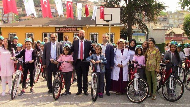 İzmit’te Bisiklet Dağıtımları Devam Ediyor