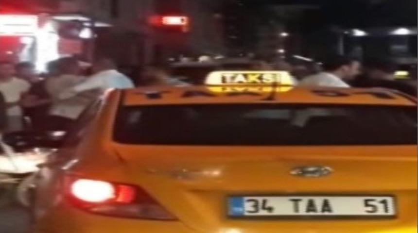 (&ouml;zel) Taksim&rsquo;de Taksicilerin Arap Turistlere Saldırısı Kamerada