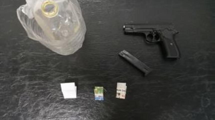 Jandarma Silah Ve Uyuşturucu Ele Ge&ccedil;irdi