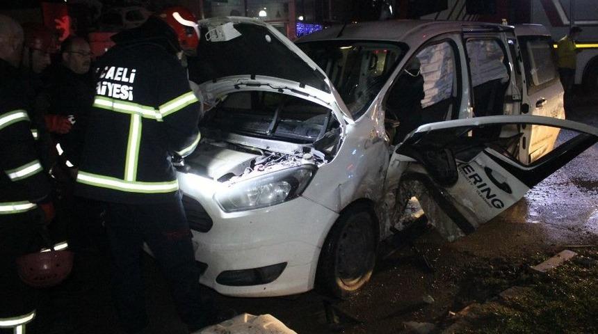 Işık İhlalinde İki Ara&ccedil; Birbirine Girdi: 4 Yaralı