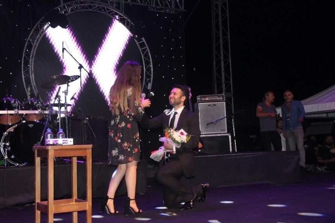 Mezuniyet T&ouml;reninde S&uuml;rpriz Evlilik Teklifi