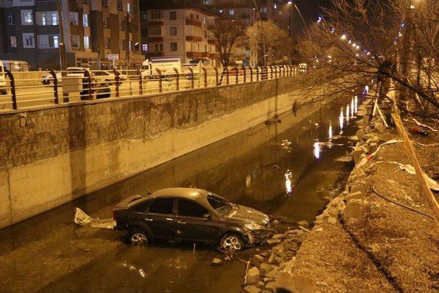 Direksiyon Hakimiyeti Kaybolan Araç Kanala Uçtu