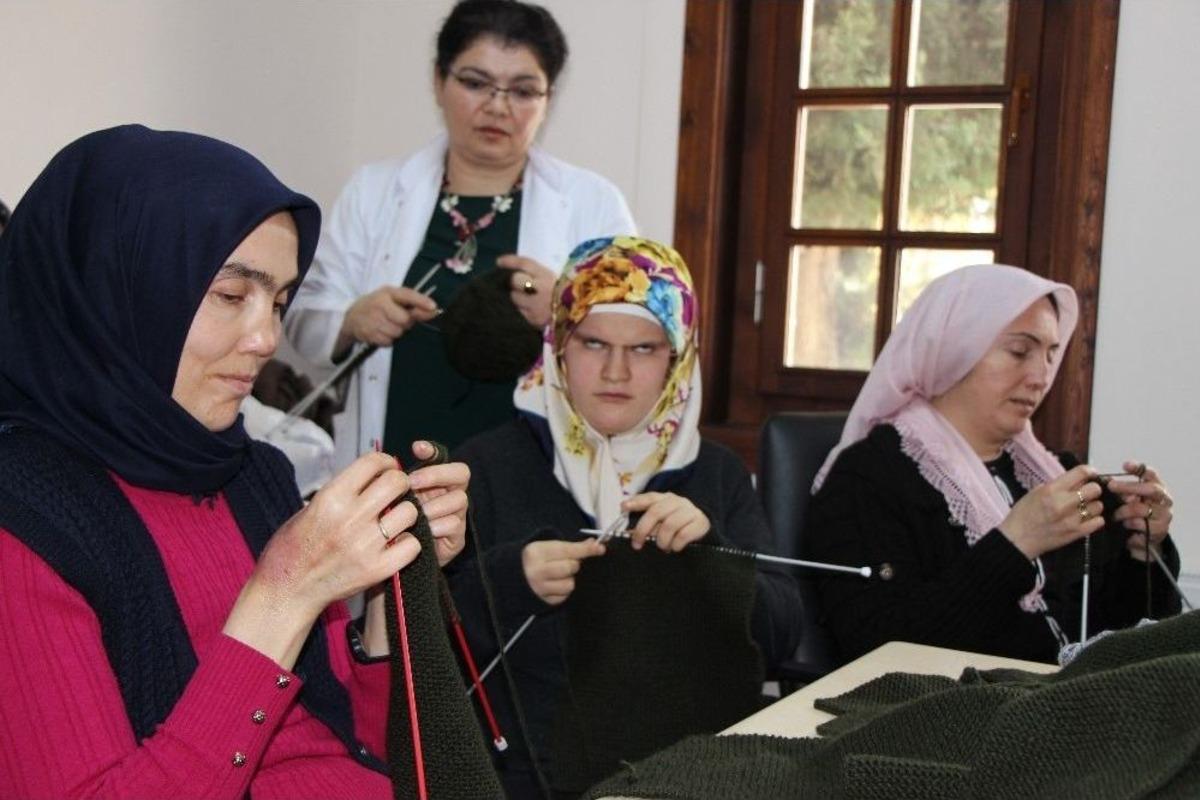 Mehmet&ccedil;ik İ&ccedil;in G&ouml;rmeden &Ouml;r&uuml;yorlar