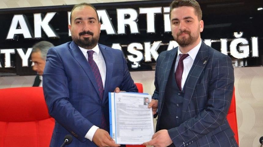 19 Yaşındaki &Uuml;niversite &Ouml;ğrencisi Milletvekilliği Aday Adaylığı Başvurusu Yaptı