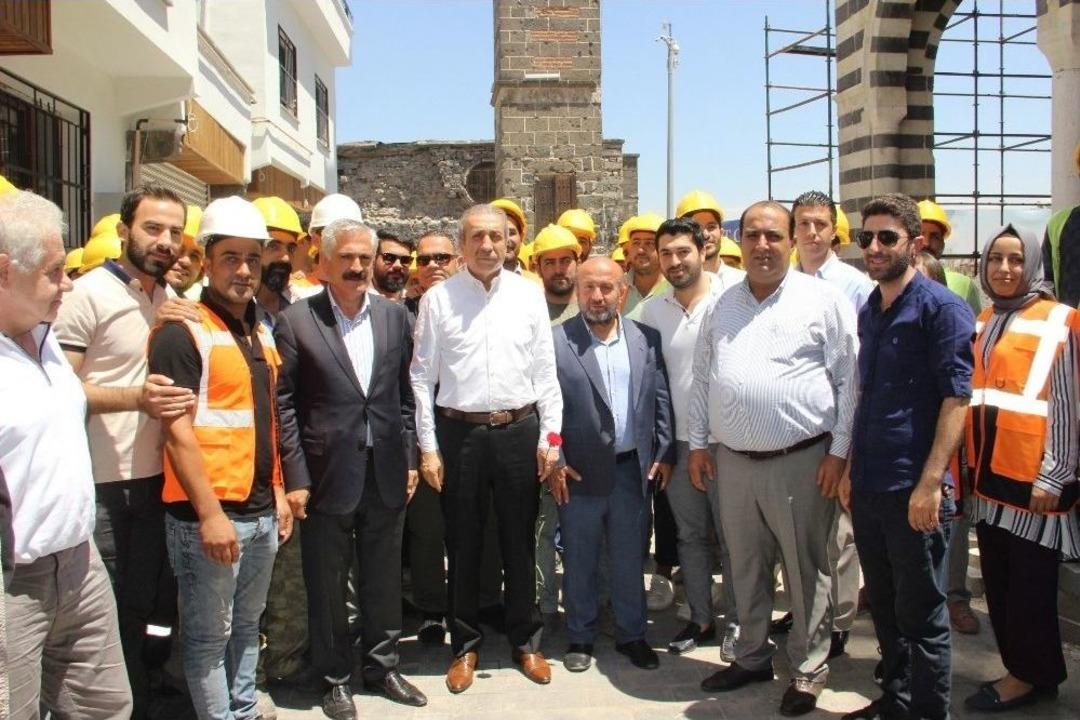 Ak Parti Genel Başkan Yardımcısı Mehdi Eker, Sur Esnafını Ziyaret Etti