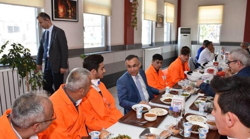 Vali Kemal &Ccedil;eber, Tokat Mesleki Ve Teknik Anadolu Lisesi &Ouml;ğrencileriyle G&ouml;r&uuml;şt&uuml;