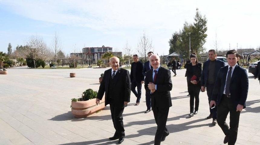 M&uuml;steşar Yardımcısı Erdil &Uuml;niversite K&uuml;lliyesini Gezdi