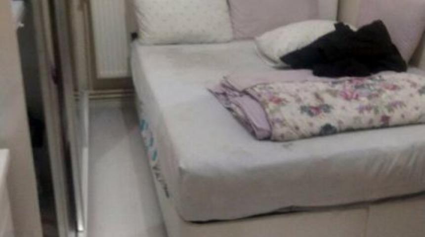 Yatak Odasındaki Gizli Ge&ccedil;it Ka&ccedil;ak Sigaralara &Ccedil;ıktı